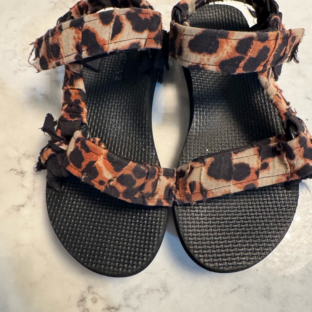 Arizona Love Leopard Print Kids Sandals